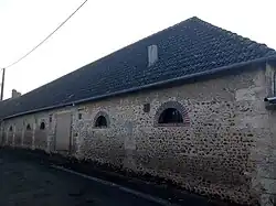Un bâtiment agricole ancien.
