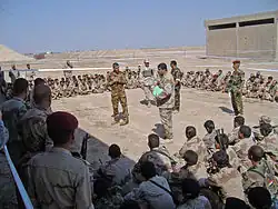 Les officiers de la 4e&nbsp;brigade, 6e&nbsp;division donnent leurs ordres avant un assaut aéromobile au sud de Bagdad en juin 2007.