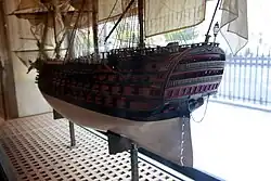 Vue générale du château arrière, avec la décoration sobre du tableau typique des vaisseaux de la fin du XVIIIe&nbsp;siècle.