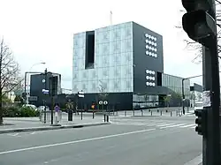 Le Commissariat de La Plaine, conçu par l'agence X-TU, n'a été obtenu qu'après de nombreuses demandes des habitants et de la municipalité.