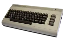 Clavier d'ordinateur beige aux touches marrons (Commodore 64).