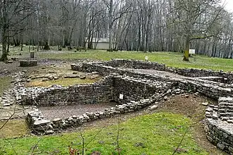 Le forum, d'anciennes échoppes, un puits.