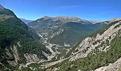 Vue sur la confluence entre l'Ubaye et l'Ubayette depuis les pentes de la rochaille. La Condamine-Châtelard et le fort de Tournoux sont dans la vallée.