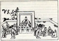 Gravure montrant Confucius au centre, assis derrière une table, entouré de 9 disciples qui l'écoutent debout. Le maître est représenté légèrement plus grand que ses élèves.