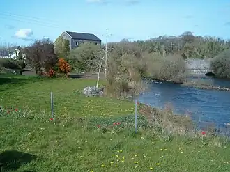 Rivière qui traverse Cong, et un ancien moulin.
