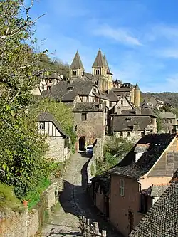Vue sur l'abbatiale et le village.