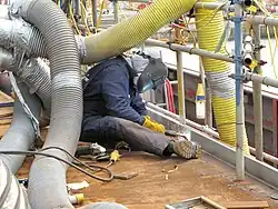 Exemple de position de travail d'un soudeur.