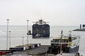 Porte-conteneurs prenant la mer.