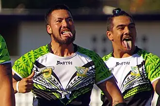 L'équipe des îles Cook qui exécute un haka avant une rencontre de rugby à XIII face à Niue