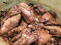 Braisage d'un coq au vin.