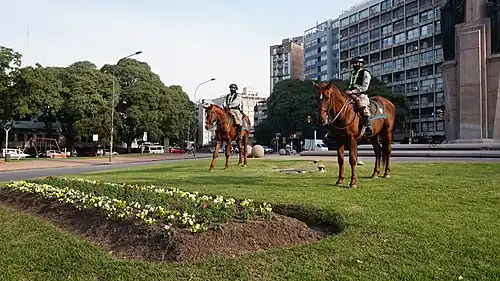 Police montée au pied de l'obélisque.