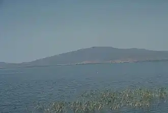 Vue partielle du Corbetti avec le lac Awasa remplissant partiellement la caldeira et au dernier plan le Chabbi, un dôme de lave s'élevant sur le rebord septentrional de la caldeira.