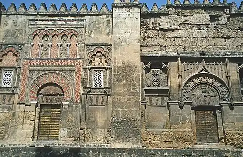 Mur extérieur - À gauche, la Puerta del Espíritu Santo - À droite, la Puerta de San Pedro (5e et 6e&nbsp;portes du mur Ouest).