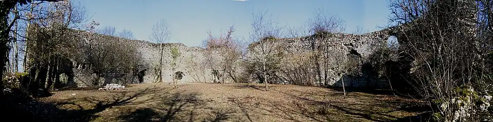 Vue des ruines du château de Cordon depuis l'intérieur