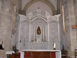 Son chœur et son retable.