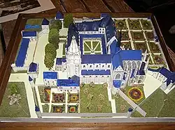 Photographie en couleurs d'une maquette d'un ensemble de bâtiments monastiques.