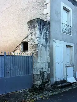 Photographie en couleur d'un pilier supportant le vantail d'un portail.