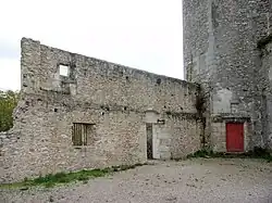 Photographie en couleurs d'un mur présentant une sorte de galerie sur toute sa longueur