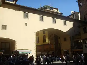 Arche au-delà du Ponte Vecchio.