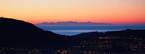Corse vue de Nice au matin, une distance de 200&nbsp;kilomètres.