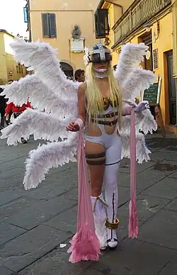 Costume féminin d'ange à six ailes.