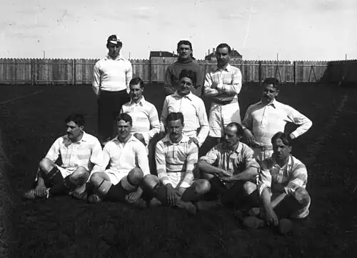 Photo d'équipe sur deux rangs, les joueurs du premier rang étant assis.