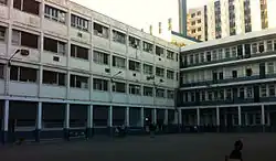 Cour de l'École supérieure des sciences et techniques de Tunis avec, en arrière-plan, l'hôpital militaire.