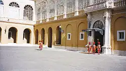 Cour Saint-Damase, cour d'honneur du Palais apostolique au Vatican, entrée du palais de Sixte-Quint (Scala Nobile) au moment de la relève de la Garde suisse pontificale (façade Est).