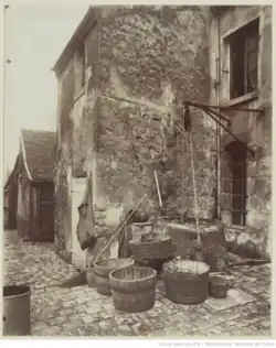 Cour du no&nbsp;9 par Eugène Atget.