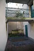 Un puits dans une cour donnant rue du duc Raoul,