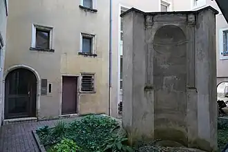 et un puits dans une cour donnant sur la rue.