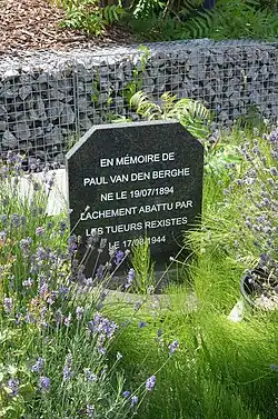 Monument à la mémoire de Paul Van Den Berghe, la première victime du 17 août 1944 (nouvelle plaque).