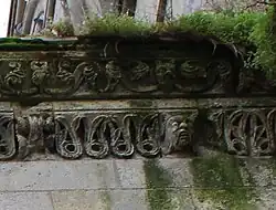 Détail des modillons du chevet : animaux antropomorphes