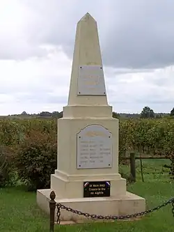 Le monument aux morts face à la mairie (oct.&nbsp;2012)