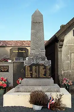 Le monument aux morts dans le cimetière devant l'église (mars&nbsp;2012)