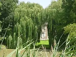 La mairie vue depuis le parc du château.