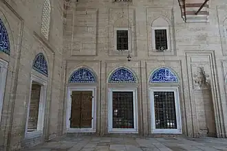 Fenêtres avec lunettes de tuiles d'Iznik autour de la cour.