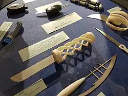 Photographie de couteaux avec des manches en plastique imprimés.