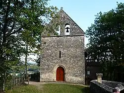 Le clocher-mur de l'église Saint-Front de Colubry.