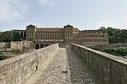 Vue du complexe à partir du pont-vieux sur le Cardener.