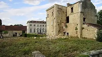 L'aile sud et la terrasse.