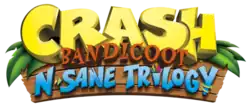 Crash Bandicoot: N. Sane Trilogy est inscrit sur trois ligne, en jaune, marron et bleu, avec en fond des planches de bois et quelques feuilles à chaque extrémités.