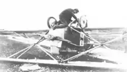 Photo noir et blanc d'un avion retourné sur le dos et écrasé au sol.