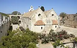 photographie couleurs : deux absidioles à l'arrière d'une église