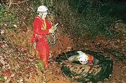 Photo montrant deux spéléologues entrant dans le creux de la Bargade