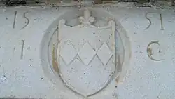 photographie couleurs : un blason en marbre représentant trois losanges