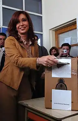 Cristina Kirchner vote lors des élections du 28 octobre qui la portent à la présidence de la République d'Argentine.