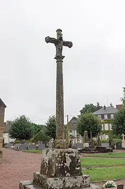 Croix située dans le cimetière.