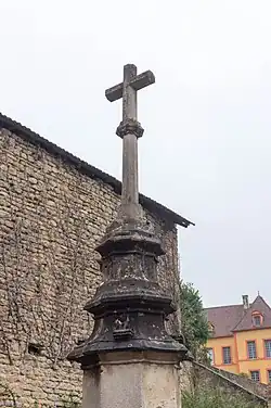 Croix jouxtant l'église, classée Monument historique