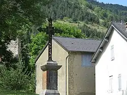 Monument avec une croix.